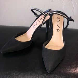 Black pumps (low heel)